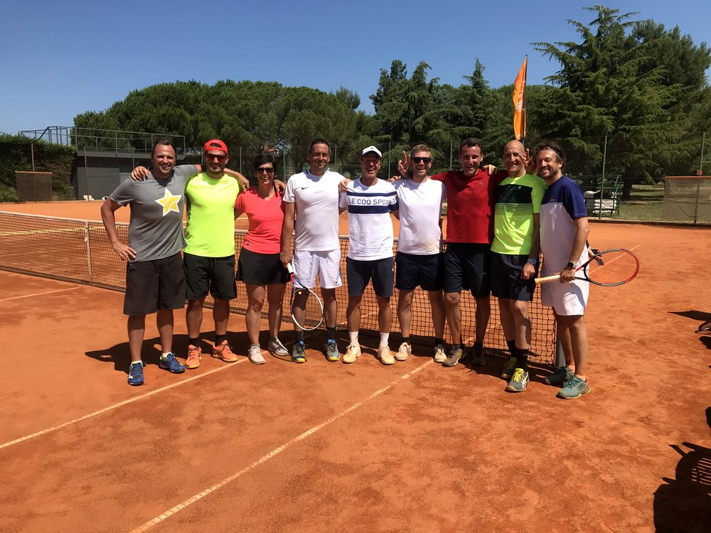 Foto di gruppo a fine stage sul campo in terra