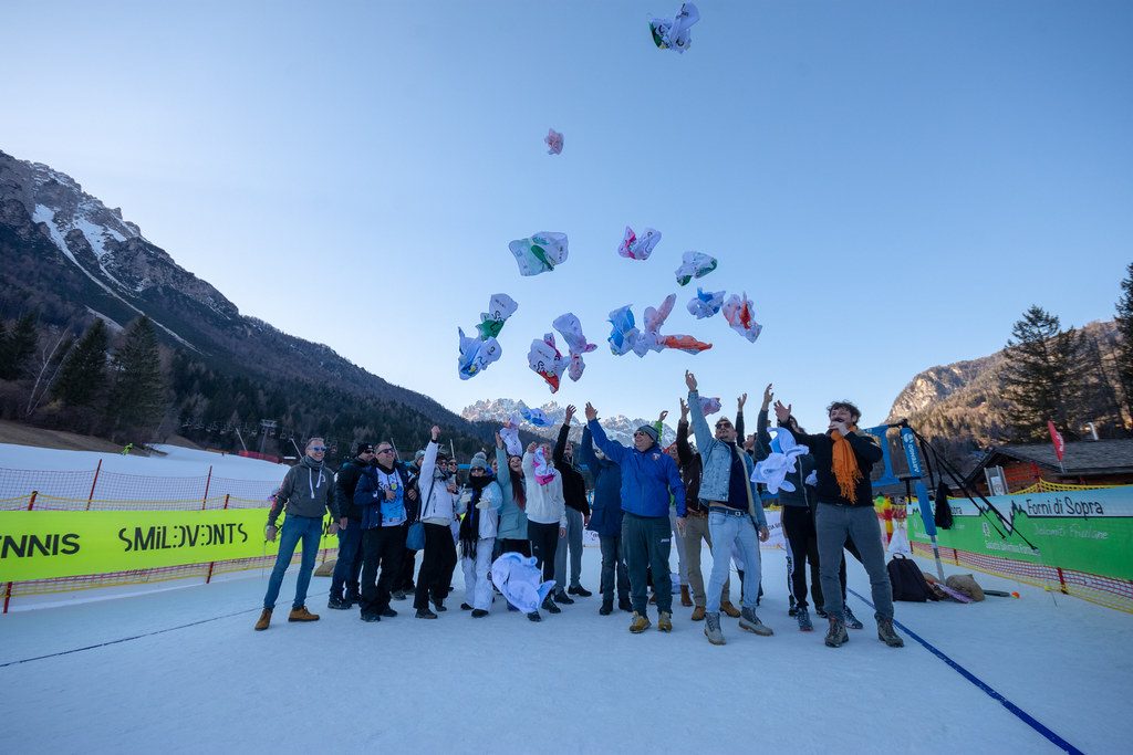 I partecipanti lanciano in aria le magliette a fine torneo, tra le montagne